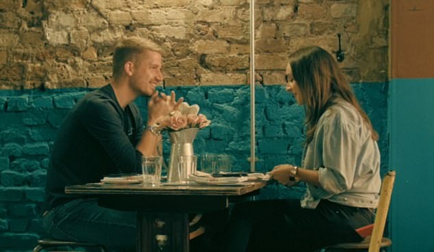 Cô Laura Reeves thay đổi trang phục 4 lần nhưng bạn trai của cô - Luke Holland - không hề nhận ra một chi tiết nào.