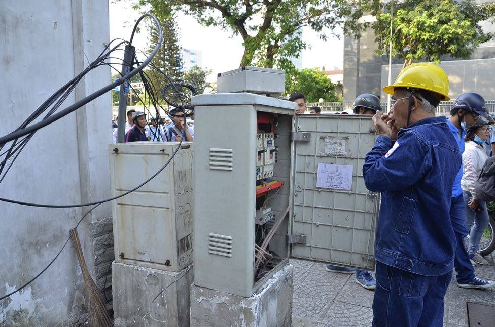 Quận 1 tiếp tục đập tường, bứng cây chiếm hè phố - 9