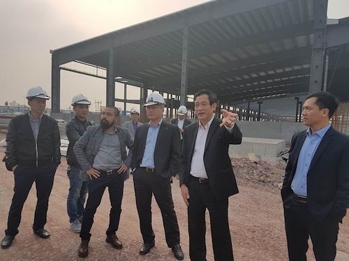 Dự án trăm triệu USD “trốn” ĐTM: Thừa nhận sai phạm, tạm dừng dự án! - 4
Giám đốc Sở TN&MT Lê Hồng Sơn (thứ hai từ phải sang) cùng đại diện Ban quản lý các KCN tỉnh Bắc Giang trao đổi với PV Dân trí (thứ tư từ phải sang) tại hiện trường dự án sau buổi họp báo.