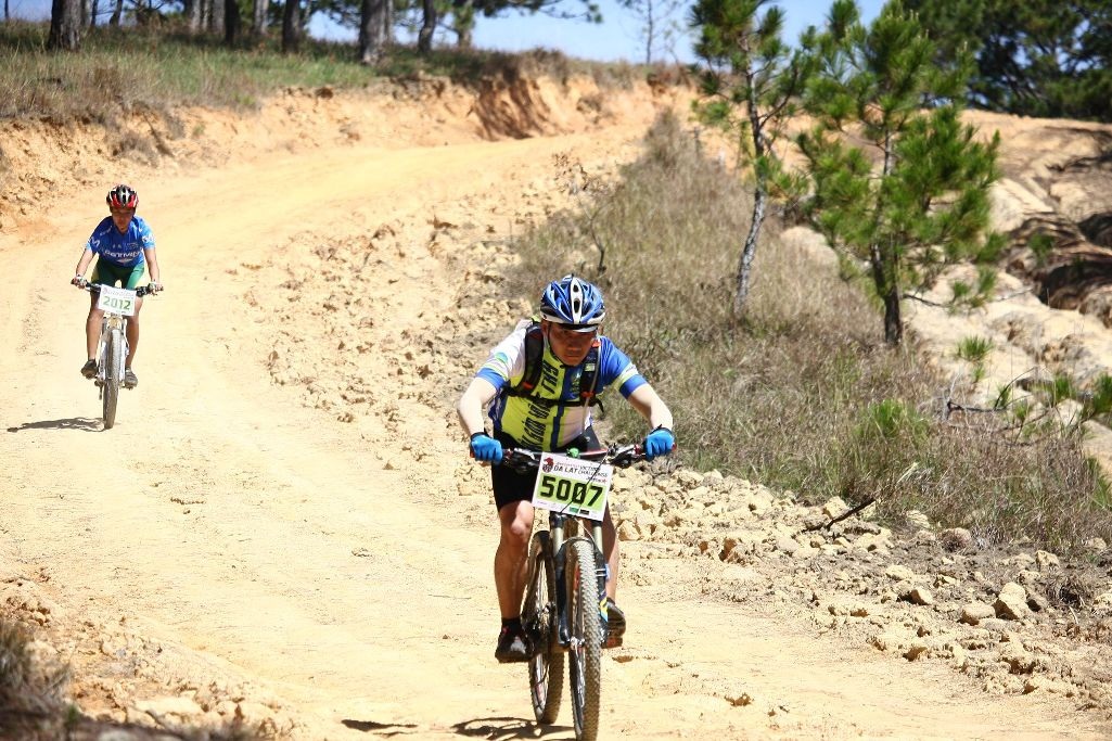 Ngắm các vận động viên xe đạp vượt suối, băng rừng ở Đà Lạt - 4 Ngắm các vận động viên xe đạp vượt suối, băng rừng ở Đà Lạt - 4