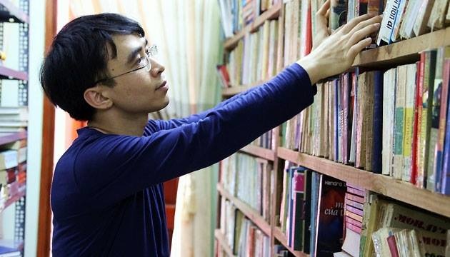 Chàng trai 8x sở hữu kho sách cũ, sách hiếm hơn 20.000 cuốn - 1 Anh Lê Văn Hợp sở hữu kho sách cũ khổng lồ ở phố Lê Thanh Nghị, Hà Nội