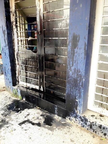 Hà Nội: Liên tiếp bị ném “bom bẩn” kín nhà, người dân kêu cứu khẩn cấp - 2
Nhà dân bị dằn mặt bằng bom bẩn ngay giữa thủ đô.