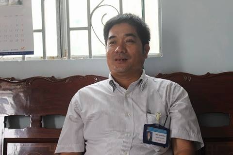 Hàng trăm cán bộ nghỉ việc vì lương thấp: Thạc sĩ nhận lương thua... phụ hồ! - 2
Ông Trần Thanh Bình - Phó Chủ tịch UBND xã Vị Tân cho biết, nơi đây có nhiều cán bộ là công an xã xin nghỉ việc do phụ cấp thấp