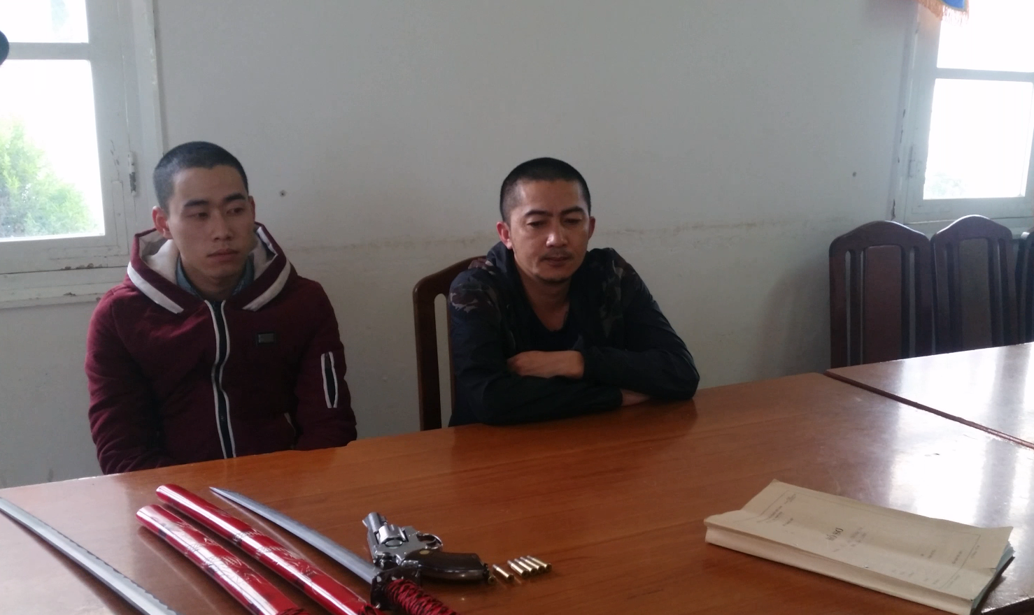 Mang súng đi trả thù, bắn nhầm người chờ xe buýt - 1 Mang súng đi trả thù, bắn nhầm người chờ xe buýt - 1