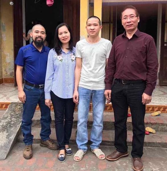 Luật sư Nguyễn Văn Chiến - ĐBQH khóa XIV: “Lẽ nào tôi phải viết tâm thư?” - 1
PV Dân trí cùng luật sư Nguyễn Chiến (ngoài cùng bìa phải), có buổi gặp gỡ, trao đổi với bị can Đỗ Văn Chung (thứ hai từ phải sang) ngay sau khi bị can về đến nhà trong vụ án VKSND tỉnh Hưng Yên quy kết sai tội bị can.