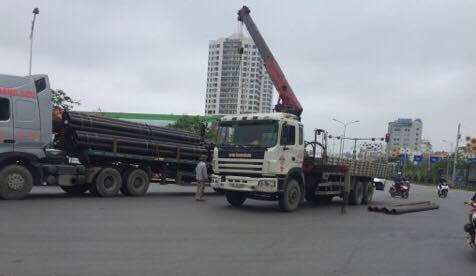 Xe đầu kéo đứt dây chằng, sắt thép rơi xuống đường - 1 Người dân tham gia giao thông bị một phen hoảng sợ khi số ống sắt bất ngờ tù trên xe đầu kéo rơi xuống đường (ảnh CTV)