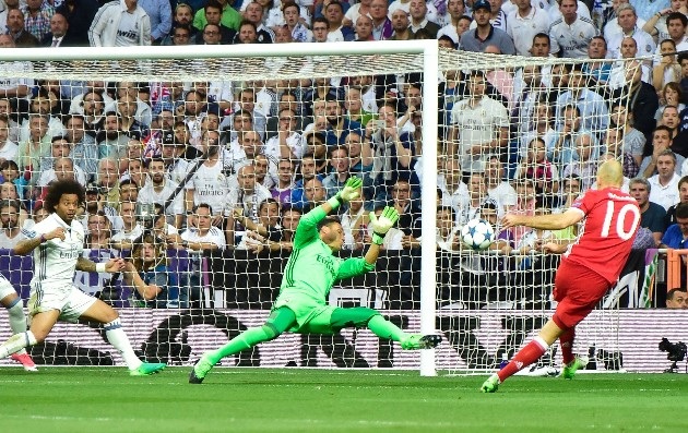 Real Madrid 4-2 Bayern Munich: Cú hattrick của C.Ronaldo - 3
Tình huống Marcelo cứu thua trên vạch vôi sau cú dứt điểm ở góc gần của Robben