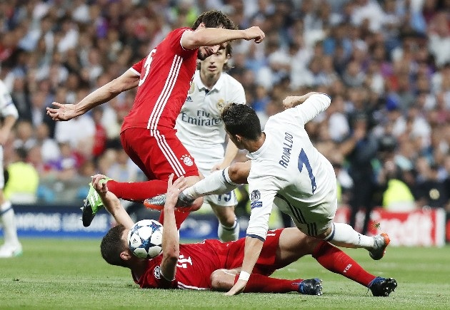 Real Madrid 4-2 Bayern Munich: Cú hattrick của C.Ronaldo - 1
Những phút đầu tiên diễn ra đầy quyết liệt