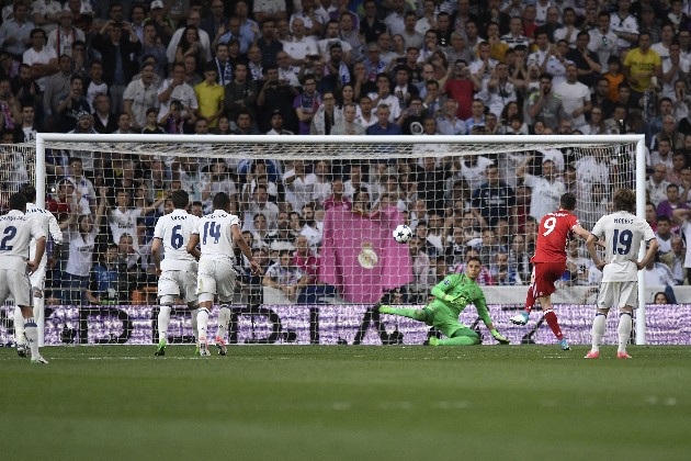 Real Madrid 4-2 Bayern Munich: Cú hattrick của C.Ronaldo - 4
Lewandowski mở tỷ số 1-0 cho Bayern Munich đầu hiệp 2 trên chấm phạt đền