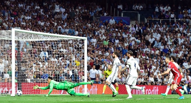 Real Madrid 4-2 Bayern Munich: Cú hattrick của C.Ronaldo - 5
Tình huống đá phản lưới nhà vô duyên của Ramos ở cuối trận