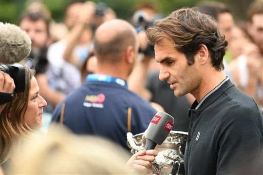 Federer khoe cúp vô địch ở vườn hoàng gia Australia - 8
Federer trả lời một nữ phóng viên