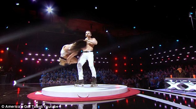 Trong tiết mục, có những lúc đầu Emily chỉ cách mặt sàn vài cm trong những cú quay vòng chóng mặt.