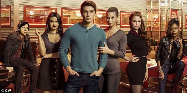“Sabrina - Cô phù thủy nhỏ” tiếp tục lên sóng sau 14 năm - 2 Hiện tại, kênh The CW và hãng phim Warner Bros đang dựng kịch bản cho loạt phim mới với ý tưởng rằng đây sẽ là một phần phim ngoại truyện, bổ sung cho loạt phim “Riverdale” hiện đang lên sóng.