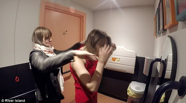 Cô Helena Mitchell thay đồ trong phòng vệ sinh với sự giúp đỡ của ê-kíp. Bạn trai có hỏi Helena rằng có phải cô vừa thay đồ không, nhưng sau khi cô phủ nhận, anh chàng cũng không hỏi thêm gì nữa.