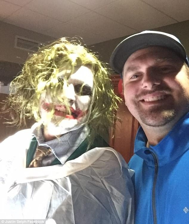 Bác sĩ Paul Locus trong diện mạo Joker làm nhiệm vụ… đỡ đẻ. Những bức hình này đã gây sốt trên mạng xã hội Mỹ bởi quá hài hước.