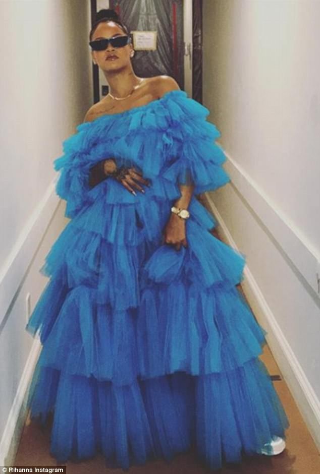 Ngôi sao khiến phụ nữ “lao đi” mua sắm nhiều nhất là ai? - 1 Rihanna không phải một ngôi sao nữ luôn đặt áp lực mình phải mặc đẹp, cô đề cao cá tính, phong cách hơn tiêu chí thẩm mỹ. Ở cô tỏa ra một thứ hấp lực thời trang vượt trên vẻ đẹp bóng bẩy, hào nhoáng thường thấy ở nhiều ngôi sao.