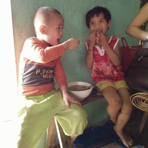 Gần 85 triệu đồng đến với gia đình ba đứa trẻ sống với ông bà tàn tật - 1 Bát cháo nhà hàng xóm là bữa trưa của những đứa trẻ tội nghiệp này