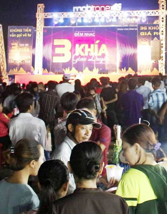 Mưu sinh mùa “3 Khía Giao Duyên” và “Xi Nê Về Quê” của MobiFone - 1 3 Khía Giao Duyên và Xi Nê Về Quê đã tạo ấn tượng tốt trong lòng người dân vùng quê.