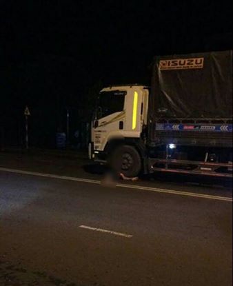 3 người đi xe máy ngã xuống đường, bị xe tải cán chết - 2 3 người đi xe máy tử vong (ảnh TB)