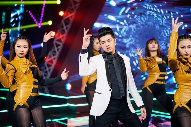 Đông Nhi, Noo Phước Thịnh mặc đẹp nhất tuần; Hồ Ngọc Hà hở bạo kém duyên - 1
Liveshow đánh dấu 7 năm ca hát của Noo Phước Thịnh - Đại nhạc hội FunRing Day 2016 – Noo Phước Thịnh Live Concert - là một dấu ấn đẹp trong tuần. Không chỉ trưởng thành trong giọng hát mà nam ca sĩ còn cho thấy gout thời trang hết sức đẳng cấp của mình, từ những bộ suit lịch lãm cho đến jeans rách bụi bặm đều được Noo và stylist làm rất “tới”.