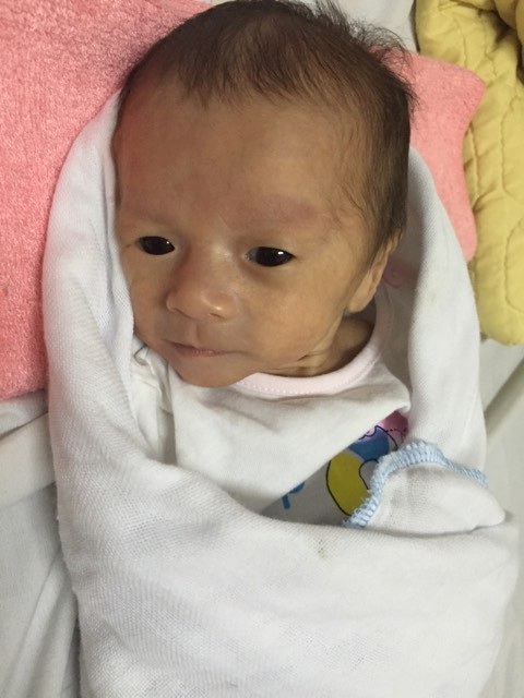 Hình ảnh cô bé khiến nhiều bạn đọc ấm lòng bởi cuối cùng người mẹ đáng thương của em cũng đã được 1 phần an ủi.