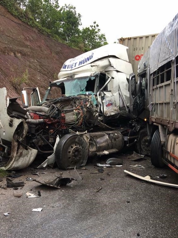 Sau cú tông trực diện, hai chiếc xe hư hỏng nặng phần đầu (ảnh CTV)