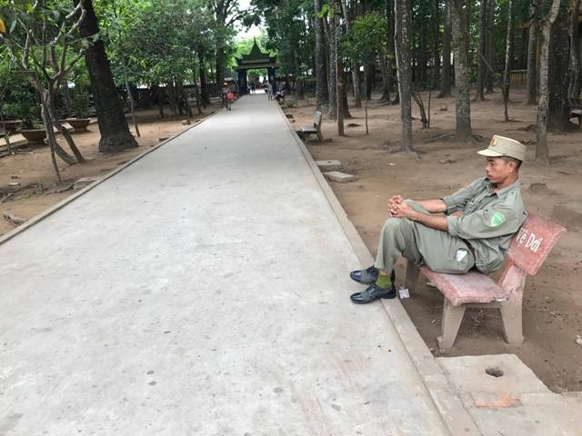 Bảo vệ ngồi buồn hiu khi chùa Dơi ngày càng ế khách.