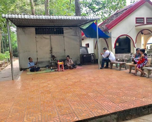 Để phục vụ du khách đến tham quan, nhà chùa cũng tổ chức dàn nhạc ngũ âm của người Khmer biểu diễn cho khách thưởng thức. Nhưng dù ban nhạc này biểu diễn rất hay, rất ấn tượng nhưng mình biểu diễn cho mình thưởng thức chứ không có khách tới để nghe nhiều như trước đây. Thật buồn.