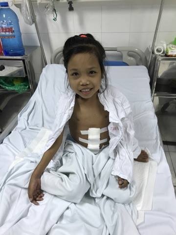 Nụ cười của em sau ca phẫu thuật làm ấm lòng những nhà hảo tâm đã giúp đỡ cho em.