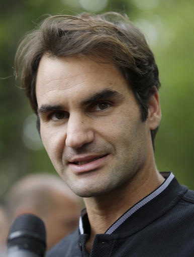 Federer khoe cúp vô địch ở vườn hoàng gia Australia - 10
Federer khá điềm tĩnh. Sự trở lại của anh với chiếc cúp vô địch Australian Open khiến nhiều người không khỏi bất ngờ
