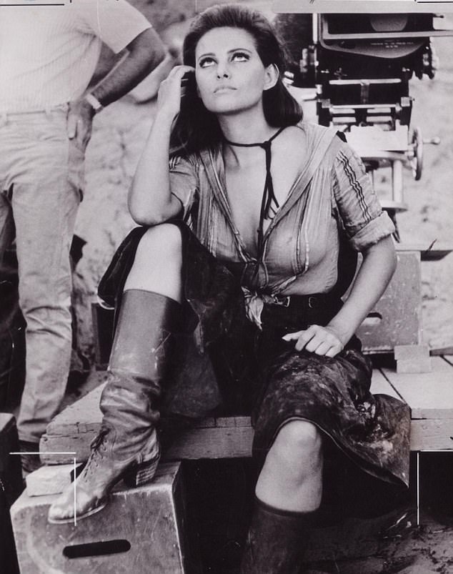 Tranh cãi vì chỉnh sửa sắc vóc “biểu tượng gợi cảm” - 2 Nữ diễn viên người Ý Claudia Cardinale ở thời điểm 7 năm sau khi xuất hiện trong bức ảnh được sử dụng làm poster LHP Cannes. Trong ảnh này, Cardinale đang ở trên phim trường “The Professionals” (1966).
