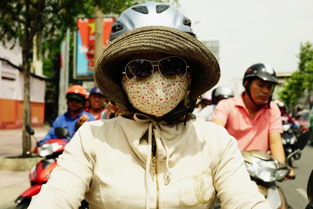 Góc nhìn hài hước của một “ông Tây” về cách chị em “chống nắng” - 1