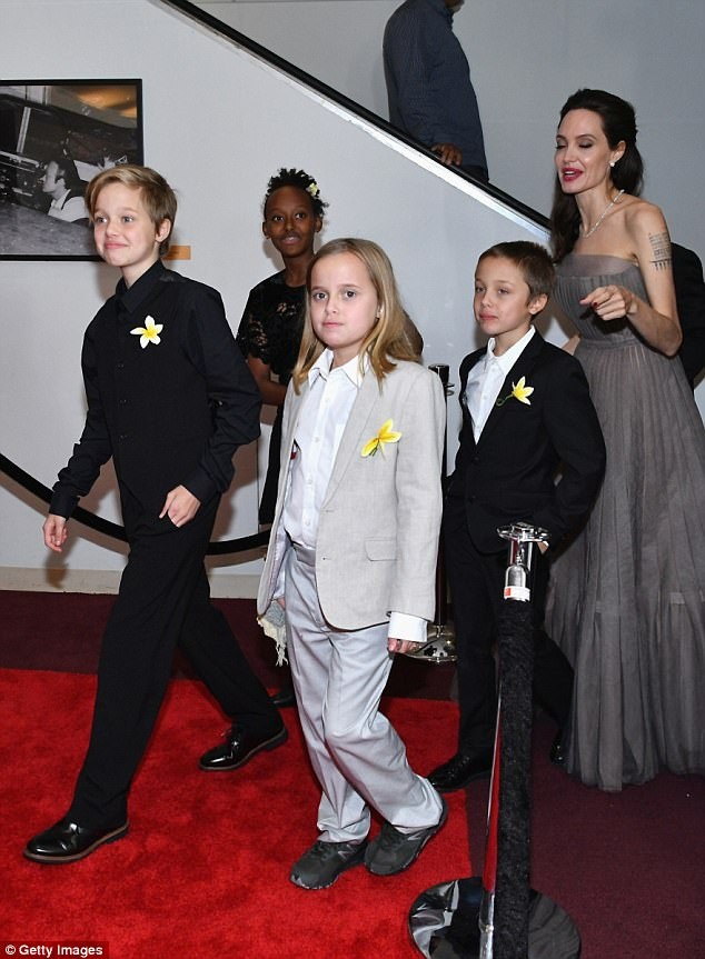 Ý nghĩa đằng sau những hình xăm bí ẩn của Angelina Jolie - 13 Cả Angelina và các con đều cài bông hoa đại lên trang phục hoặc mái tóc.