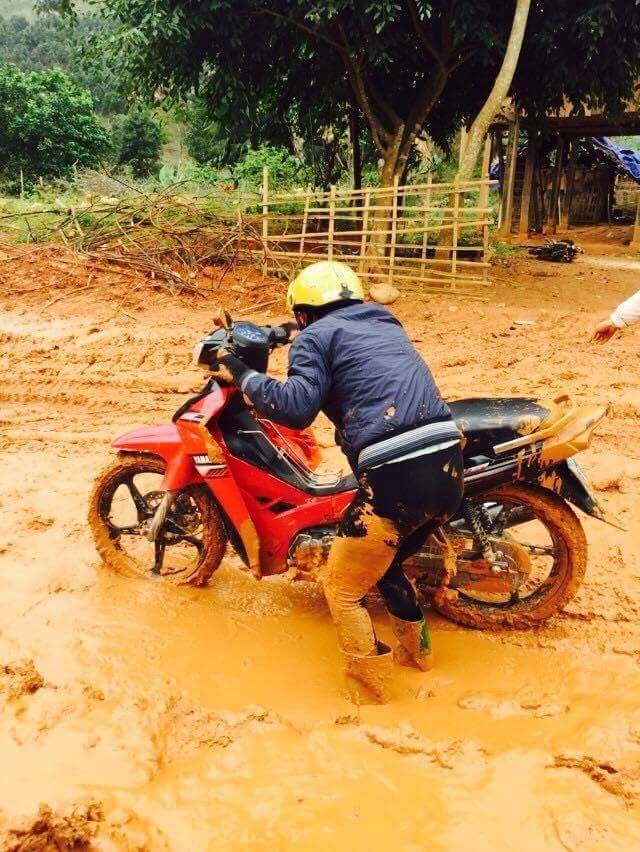 Sởn da gà với cung đường "cắm bản dạy học" của giáo viên vùng cao - 1
Cô Phạm Thị Yến Hoa trên đường từ nhà vào xã Phong Dụ Thượng dạy học bị ngã xe máy, cả người lấm lem bùn đất