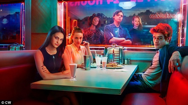 “Sabrina - Cô phù thủy nhỏ” tiếp tục lên sóng sau 14 năm - 3 Nội dung của loạt phim “Riverdale” xoay quanh cậu thanh niên Archie Andrews và những người bạn của cậu, họ vô tình bị liên đới trong một vụ giết người bí ẩn. Loạt phim mới của “Sabrina - Cô phù thủy nhỏ” sẽ lý giải những sự việc ly kỳ, bí ẩn trong “Riverdale” thông qua góc nhìn của Sabrina.