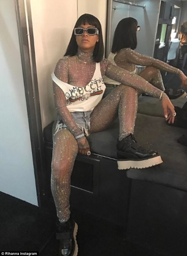 Ngôi sao khiến phụ nữ “lao đi” mua sắm nhiều nhất là ai? - 2 Rihanna thực sự rất đầu tư cho thời trang, không chỉ theo nghĩa tiền bạc, mà cả cách cô phối đồ, trên “cây đồ” của Rihanna nhiều khi là sự kết hợp các mẫu thiết kế của nhiều thương hiệu một cách đầy sáng tạo.