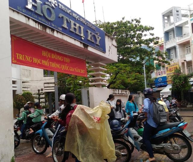 Chùm ảnh: Thí sinh cả nước làm thủ tục dự thi THPT quốc gia 2017 - 16 Thí sinh Cà Mau đội mưa đến làm thủ tục dự thi. (Ảnh: C.L)