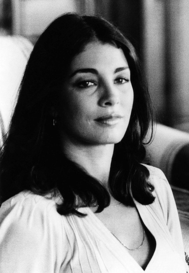 Anne Archer (1971): Là con gái của cặp đôi diễn viên Marjorie Lord và John Archer, nhan sắc 24 tuổi Anne Archer khi đó đã trở thành nhân vật “con sao” đầu tiên nhận giải Miss Golden Globe kể từ khi ý nghĩa giải thưởng được thay đổi. Kể từ sau Anne Archer, “Miss/Mr. Golden Globe” chỉ được trao cho những nhân vật là con của các ngôi sao Hollywood. Trong sự nghiệp diễn xuất dài lâu của mình, Anne Archer được biết đến với đề cử tại giải Oscar cho vai diễn trong “Fatal Attraction” (Sự cuốn hút chết người - 1987).