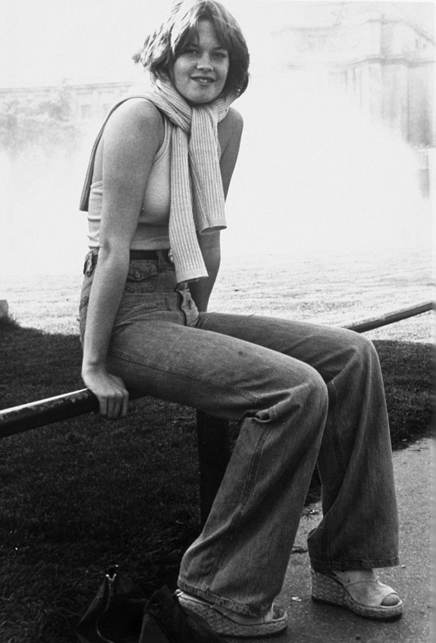 Melanie Griffith (1975): Là con gái của hai diễn viên Tippi Hedren và Peter Griffith, Melanie Griffith về sau lại có con gái - Dakota Johnson - cũng được nhận giải Miss Golden Globe. Melanie là một trường hợp tài năng hiếm thấy từng nhận được danh hiệu Quý cô Quả Cầu Vàng. Ở tuổi 18, nữ diễn viên ra mắt Hollywood và bắt đầu bước vào sự nghiệp diễn xuất, về sau Melanie còn giành một giải Quả Cầu Vàng với vai diễn trong “Working Girl” (1988).