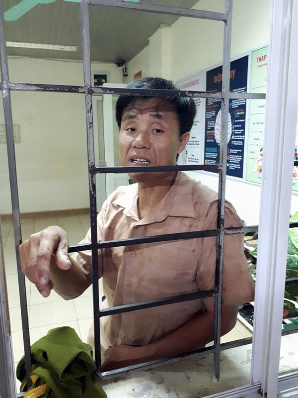 “Sao em trai con lại chết, sao mẹ con vẫn chưa về nhà ?!!” - 7 Mất đi đứa con trai, vợ và con gái đang bị chấn thương điều trị dài ngày, anh Tiến gần như suy sụp.
