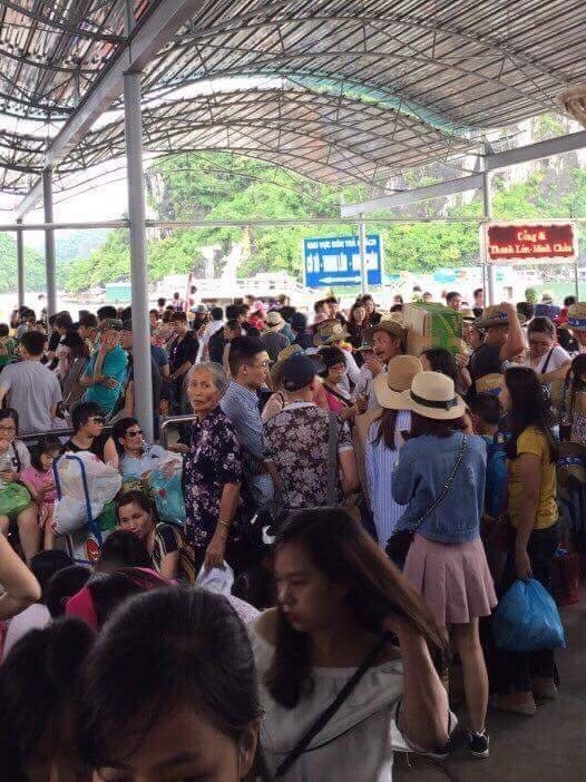 Du khách kẹt lại trên đảo do thời tiết xấu, buộc phải cấm tàu (ảnh CTV)