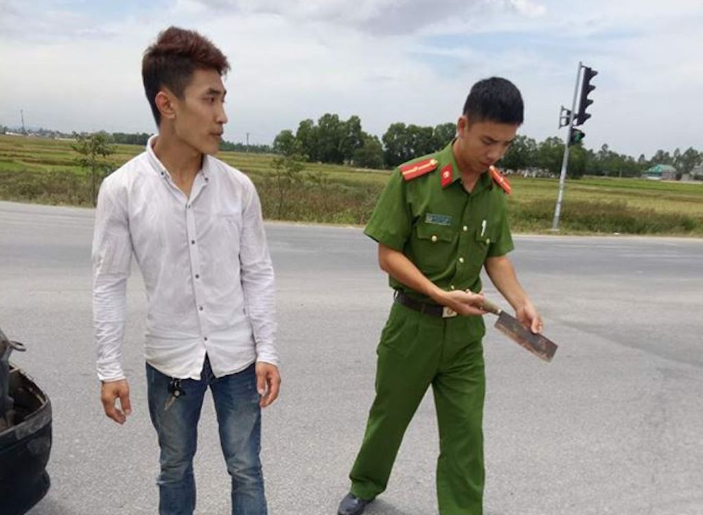 Tài xế xe cứu thương vác dao chém người sau va chạm giao thông? - 3 Tài xế xe cứu thương vác dao chém người sau va chạm giao thông? - 3