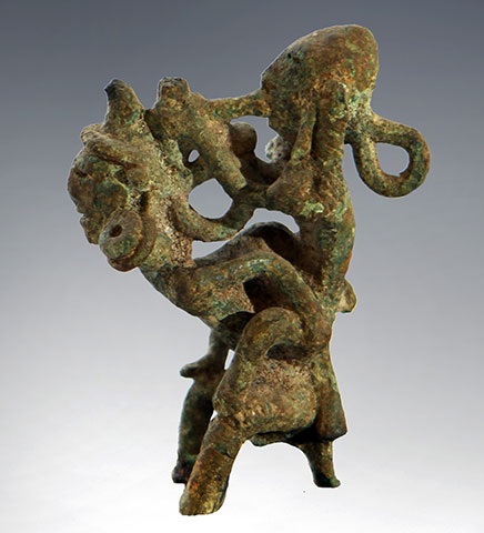 Tượng hai người đàn ông cõng nhau thổi khèn, Văn hóa Đông Sơn, cách ngày nay khoảng 2000 – 2500 năm.