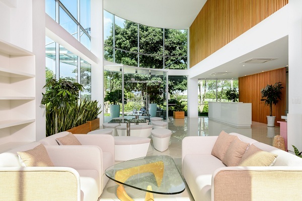 Với kiến trúc xanh, không gian sống gần như không phải sử dụng ánh sáng điện quang vào ban ngày và giúp hạn chế tối đa quạt gió, điều hòa.