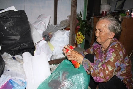 Bà lão gần 80 tuổi nhặt phế liệu nuôi cháu mồ côi ăn học - 7 Công việc nhặt phế liệu giúp bà Ba nuôi đứa cháu mồ côi ăn học