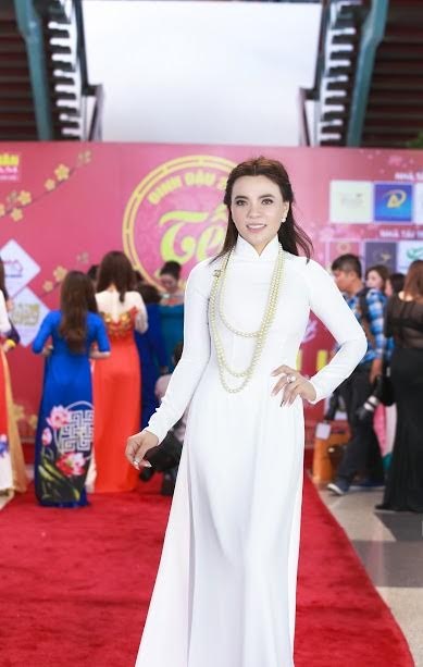 Á hậu Mai Phương Trang nền nã với áo dài truyền thống - 2 Á hậu Mai Phương Trang luôn chăm chút hình ảnh cho mỗi lần xuất hiện