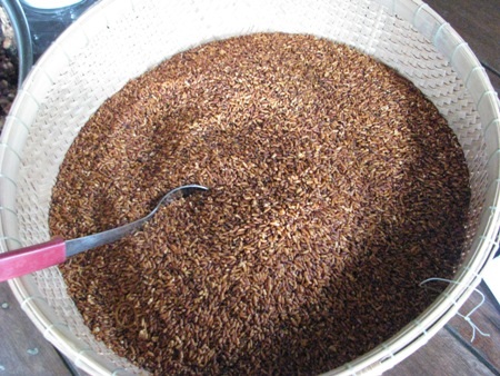 Một phần không thể thiếu để món mắm ong ngon, thơm là thín. Gạo được rang giòn, sau đó xay mịn ra để làm thín trộn vào ong.