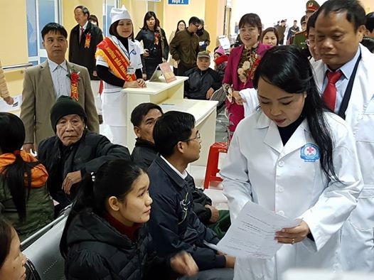 Bộ trưởng Bộ Y tế: Tôi chưa hài lòng với chất lượng phục vụ! - 1 Bộ trưởng Bộ Y tế tiếp xúc bệnh nhân tại BV Đa khoa Bắc Kạn. Ảnh: H.Hải