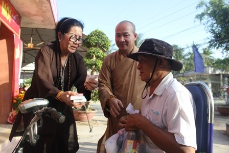 Trao hơn 1.000 phần quà cho bà con nghèo đón Tết - 2 Trao hơn 1.000 phần quà cho bà con nghèo đón Tết - 2