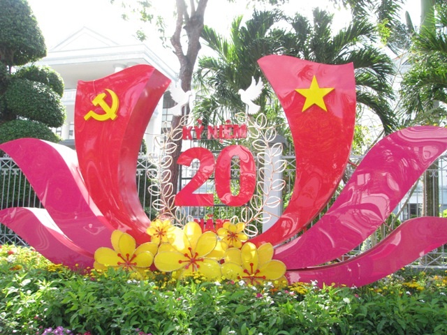 Ấn tượng hình gà “khủng” đón Tết Đinh Dậu - 5